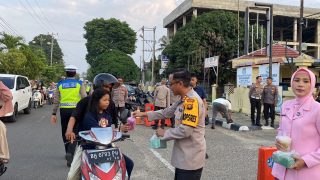Kapolres Bungo Bersama Ketua Bhayangkari Cabang Bungo Bagi-bagi Takjil di Bulan Ramadhan