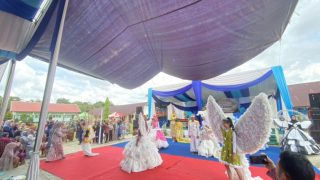 Penampilan Fashion Show Gown Pesta Hasil Karya Siswa/i Turut Memeriahkan Acara Pelepasan dan Perpisahan Siswa/i Kelas XII SMK Negeri 6 Bungo