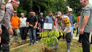 Jelang HUT Bhayangkara Ke 78 Polres Bungo Gelar Kegiatan Bhakti Sosial Berupa Tanam Pohon dan Penaburan Bibit Ikan di Percetakan Sawah Dusun Rantau Ikil