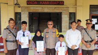 Peringatan HUT Bhayangkara Ke 78 Kapolres Bungo Serahkan Beasiswa Kepada Siswa Berprestasi