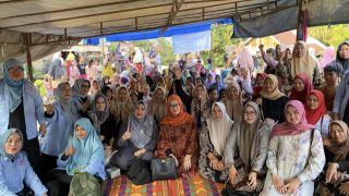 Sambut Kedatangan Elza Dedy, Emak-emak Dusun Telentam Siap Menangkan Dedy-Dayat