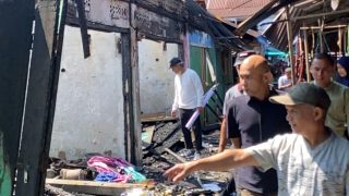 Tinjau Lokasi Kebakaran di Pasar Atas, Dedy Putra Siap Tata Kembali Pasar Atas