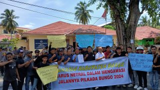 Tuntut Netralitas, Masa Unjuk Rasa di Kantor Bawaslu Bungo