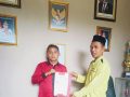 Lurah Sapuan Serahkan Sertifikat Hak Atas Tanah Program PTSL Ke Masyarakat Mampun Tabir