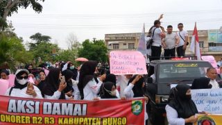 Ratusan Tenaga Honorer R2 dan R3 Demo Kantor Bupati Bungo Tuntut Pengangkatan PPPK Penuh Waktu