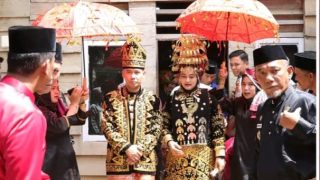 Usai Terima Gelar Adat di Nalo Gedang Kapolres Roni Bersama PJ Bupati Merangin Serahkan 3000 Bibit Ikan dan Jagung