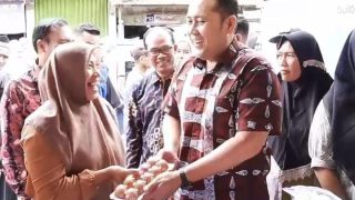 Antusias Bupati H M Syukur Balik Kampung Sambil Gelar Pasar Murah di Sei Manau
