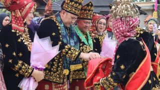 Dimeriahi Dengan Prosesi Adat,H M Syukur dan Keluarga Tempati Rumah Dinas Bupati Merangin