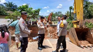 Kapolres Bungo Didampingi Kapolsek Jujuhan Pantau Langsung Pemasangan Jembatan Bailey di Perbatasan Bungo-Sumbar