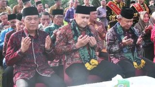 Tiba Dibangko Bupati H Muhammad Syukur Disambut Secara Adat Oleh Sekda dan OPD Merangin