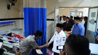 Malam Takbiran, Gubernur Al Haris Kunjungi Pasien di RSUD Raden Mattaher