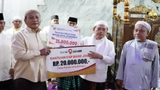 Gubernur Al Haris Serahkan Bantuan Safari Ramadhan RP 45 Juta di Merangin