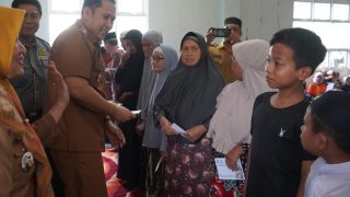 Bupati Merangin H Muhammad Syukur Santuni Ribuan Anak Yatim