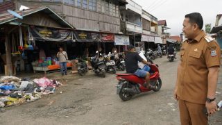 Usai Sidak Dari Puskesmas Bupati M Syukur Marah Besar Lihat Tumpukan Sampah Berserakan di Pasar Rantau Panjang