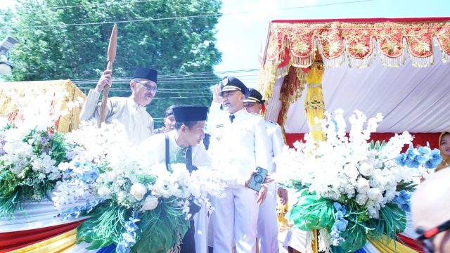 Diawali dengan Arak-arakan Penyambutan Meriah Bupati dan Wakil Bupati Bungo Yang Baru, Masyarakat Antusias Menyaksikan Pesta Rakyat
