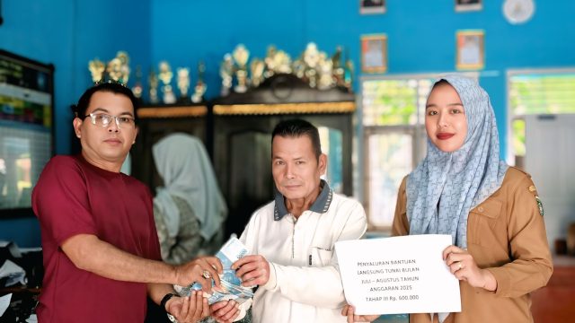 Penyaluran BLT-DD Tahap III Dusun Tanah Tumbuh Berjalan Dengan Lancar Rio M.Saleh Harapkan Bantuan Bermanfaat Bagi Penerima