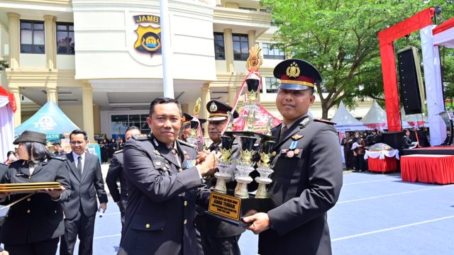 Kapolda Jambi Pol.Krisno H Siregar Menganugerahkan Penghargaan Kepada Setiap Anggotanya Yang Berprestasi