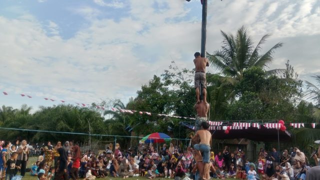 Meriahkan HUT RI Ke-80, Pemdus Datar Gelar Lomba Panjat Pinang dan Berbagai Lomba Tradisional Lainnya