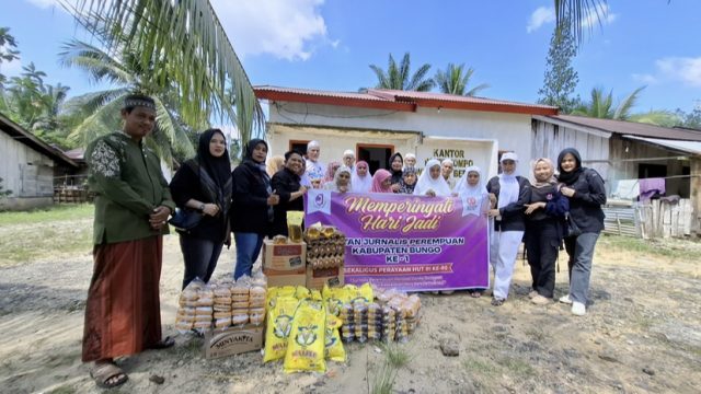 Peringati Hari Jadi Ke-1, Ikatan Jurnalis Perempuan Kabupaten Bungo Berbagi Kasih Ke Panti Jompo Werdha Dusun Bedaro