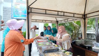 Masyarakat Antusias !!! “Sarapan Murah Rp.3000” PKK Jambi Kian Diminati