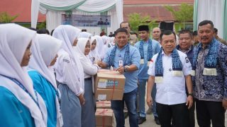 Gubernur Al Haris dan Bupati Kerinci Serahkan Bantuan Dumisake Pendidikan Kepada 320 Siswa