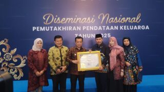 Hadiri Diseminasi Nasional Pemutakhiran Pendataan Keluarga 2025, Gubernur Al Haris Terima Penghargaan dari BKKBN