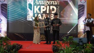 Hj.Hesti Haris Terima Penghargaan Life Achievement Pada Anugerah KPID Jambi 2025