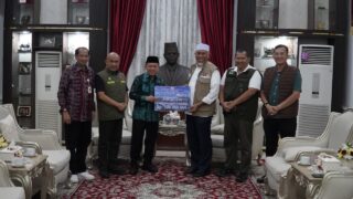 Gubernur Al Haris Serahkan Langsung Bantuan Provinsi Jambi Ke Sumbar Perkuat Solidaritas di Tengah Bencana